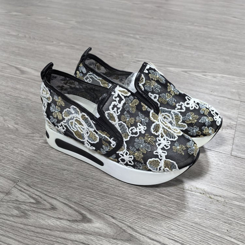 Casual mesh shoes for women with a breathable, thick sole