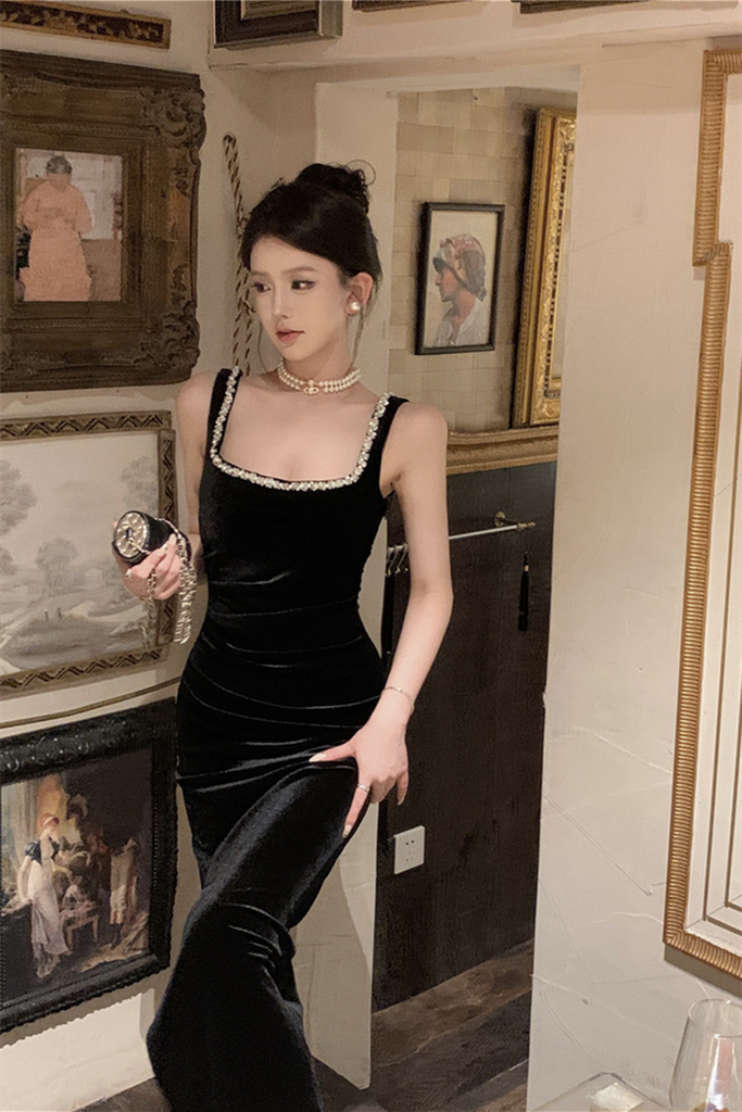 Hepburn-Inspired Black Velvet Gown – Elegant Diamond-Embellished Evening Dress