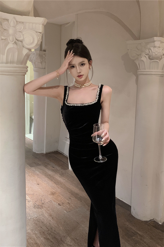 Hepburn-Inspired Black Velvet Gown – Elegant Diamond-Embellished Evening Dress