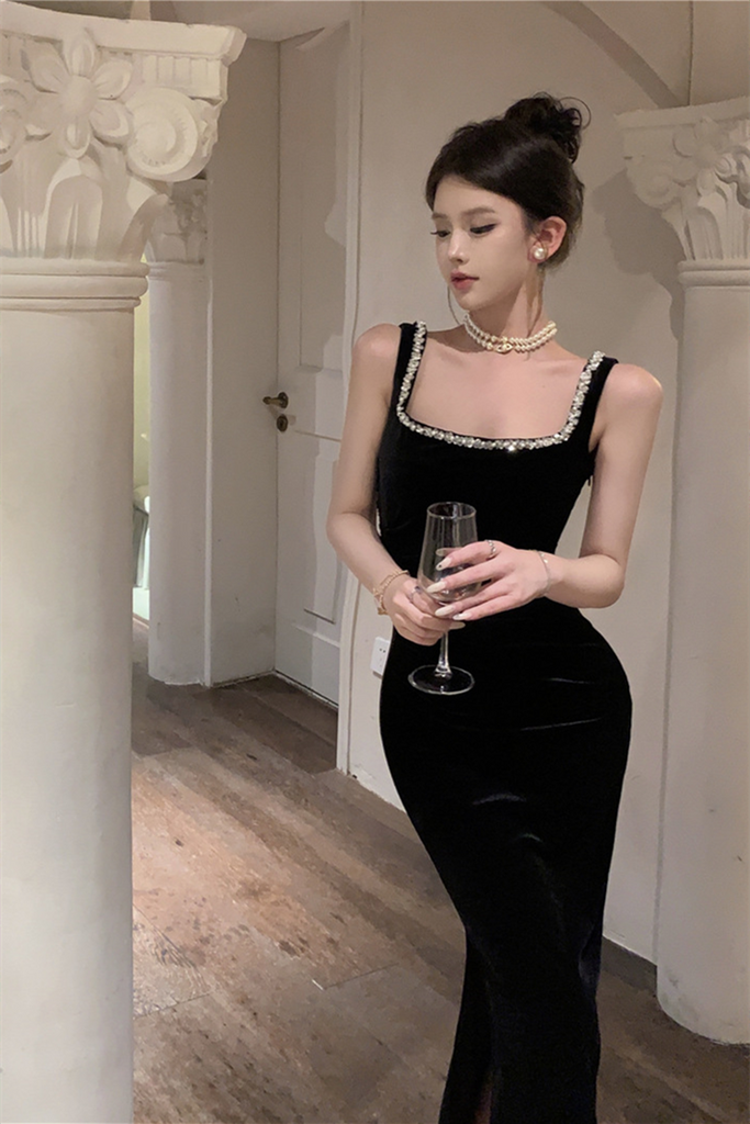 Hepburn-Inspired Black Velvet Gown – Elegant Diamond-Embellished Evening Dress