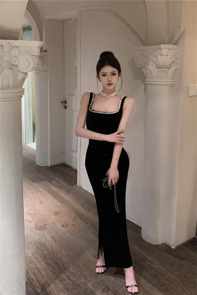 Hepburn-Inspired Black Velvet Gown – Elegant Diamond-Embellished Evening Dress