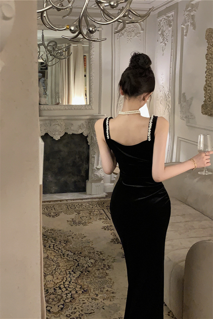 Hepburn-Inspired Black Velvet Gown – Elegant Diamond-Embellished Evening Dress