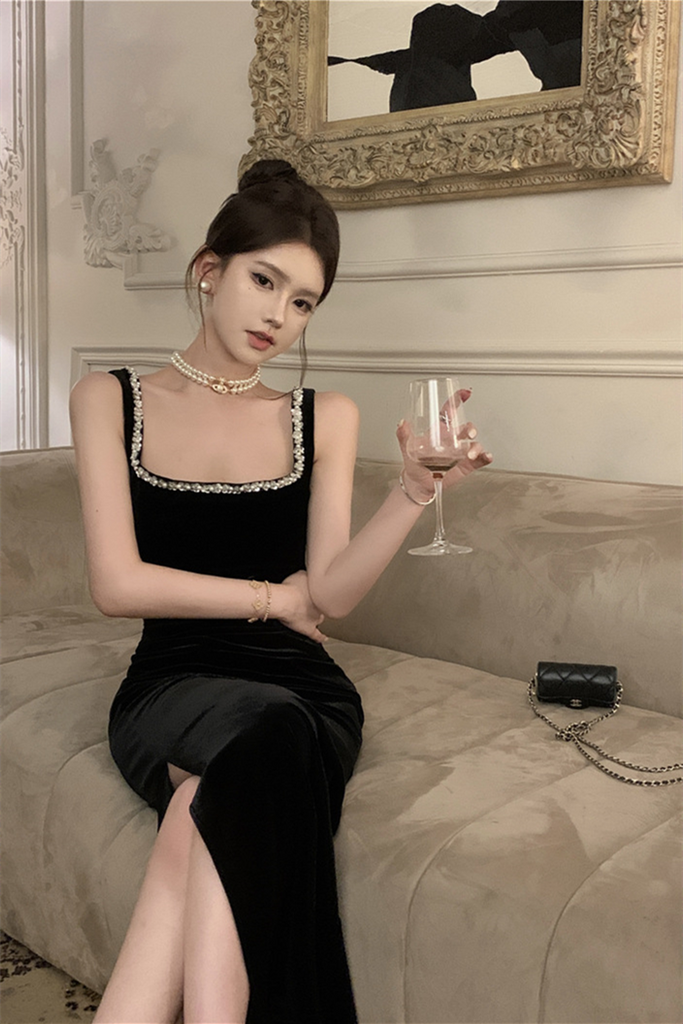 Hepburn-Inspired Black Velvet Gown – Elegant Diamond-Embellished Evening Dress